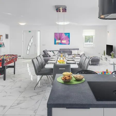 Vikendica 3 Bedroom Gorgeous In *