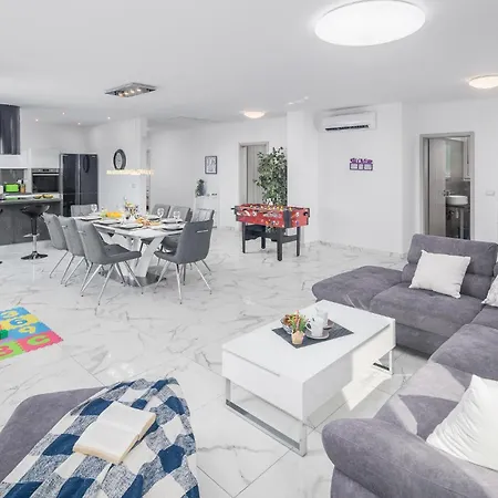 3 Bedroom Gorgeous In Pula