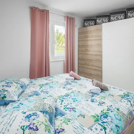 3 Bedroom Gorgeous In Vikendica