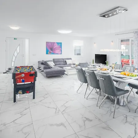 3 Bedroom Gorgeous In Vikendica Pula