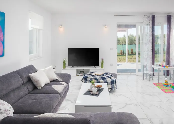 3 Bedroom Gorgeous In Casa de Férias Pula