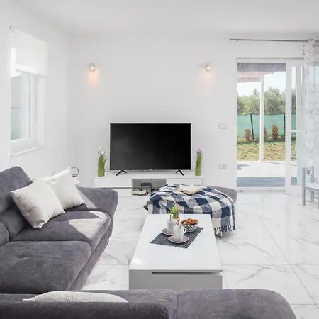 3 Bedroom Gorgeous In Semesterbostad Pula