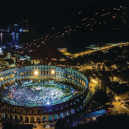 3 Bedroom Gorgeous In Semesterbostad Pula