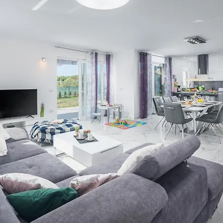 3 Bedroom Gorgeous In Semesterbostad